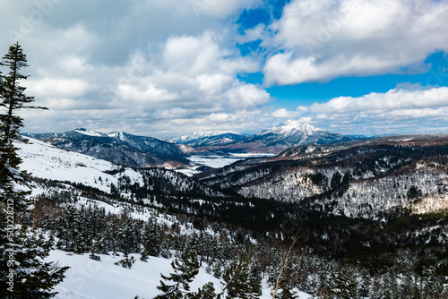 雪の尾瀬、至仏山から燧ケ岳を臨む © NiD