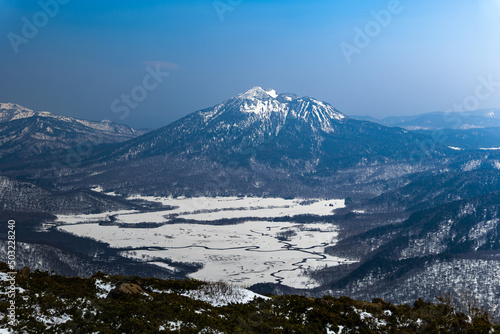 雪の尾瀬、至仏山から燧ケ岳を臨む