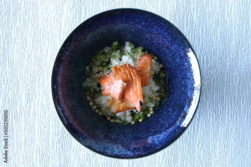 日本の伝統的な料理、鮭のお茶漬け