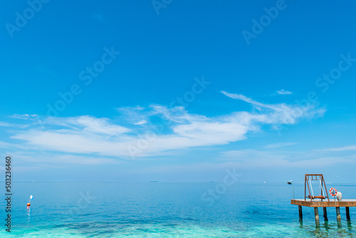 きれいな快晴の青空 海とハンモック 癒しのリラックスイメージ 地平線の背景素材