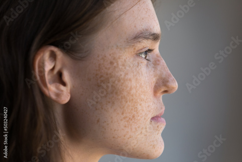Φωτογραφία Thoughtful freckled teenage girl facial close up side portrait