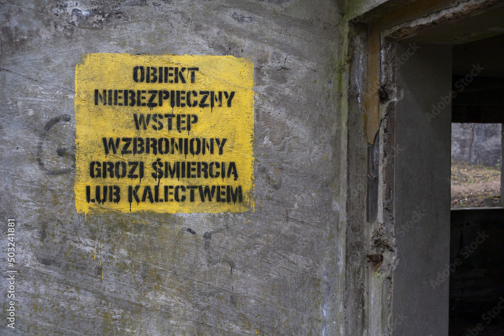 informacja przy wejściu do budynku byłej fabryki amunicji koło Nowogrodu Bobrzeńskiego - obrazy, fototapety, plakaty 