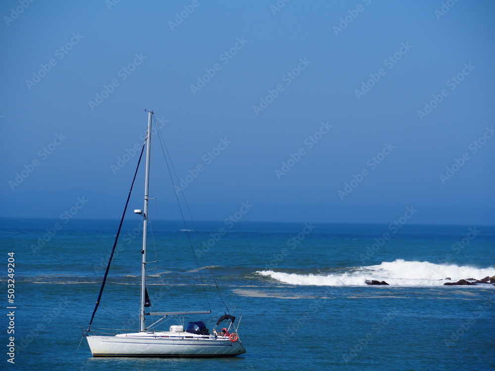 Obraz premium Ruta al faro de Gorliz, desde la playa y entre preciosos acantilados. España.