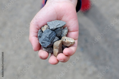 子供の手いっぱいの石