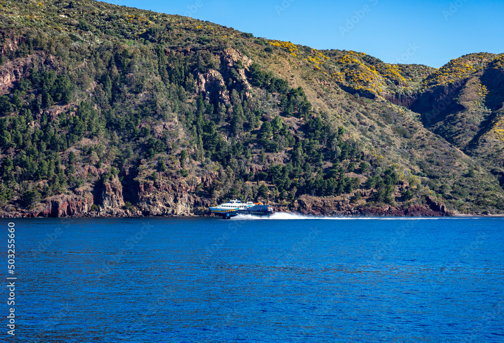 Schnelle Fähre bei den Liparischen Inseln: Tragflügelboot, Tragflächenboot nah an der Küste von Lipari