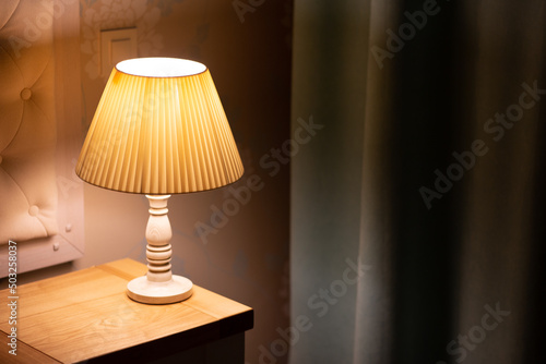 Φωτογραφία Lampe sur la table de chevet