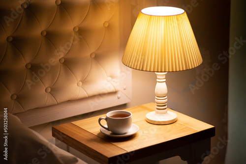Φωτογραφία Lampe sur la table de chevet