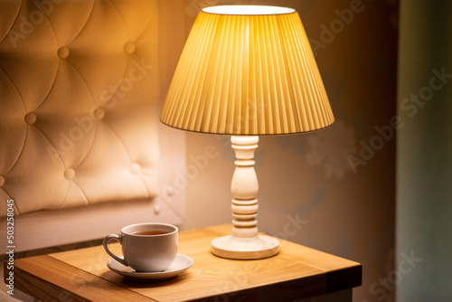 Φωτογραφία Lampe sur la table de chevet