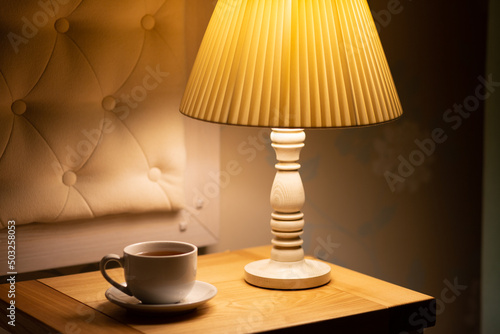 Εκτύπωση καμβά Lampe sur la table de chevet