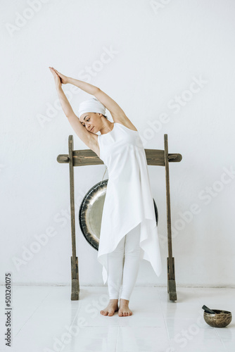 Foto beautiful young yogi woman practicing yoga while standing
