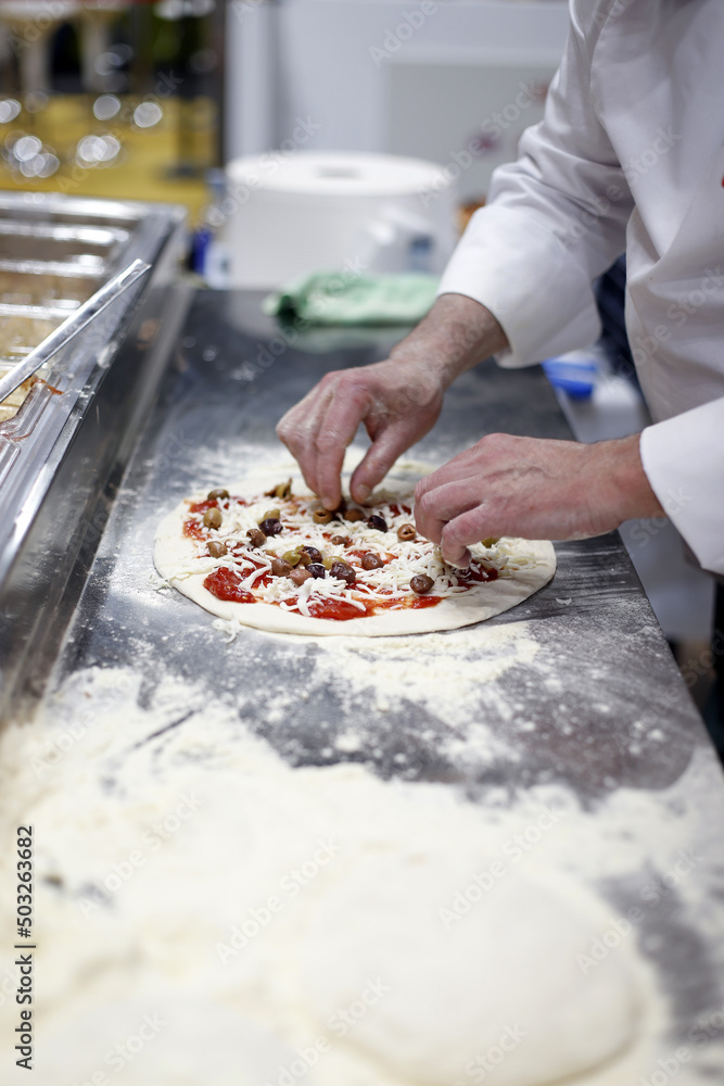 elaboración de pizza con todos sus ingredientes