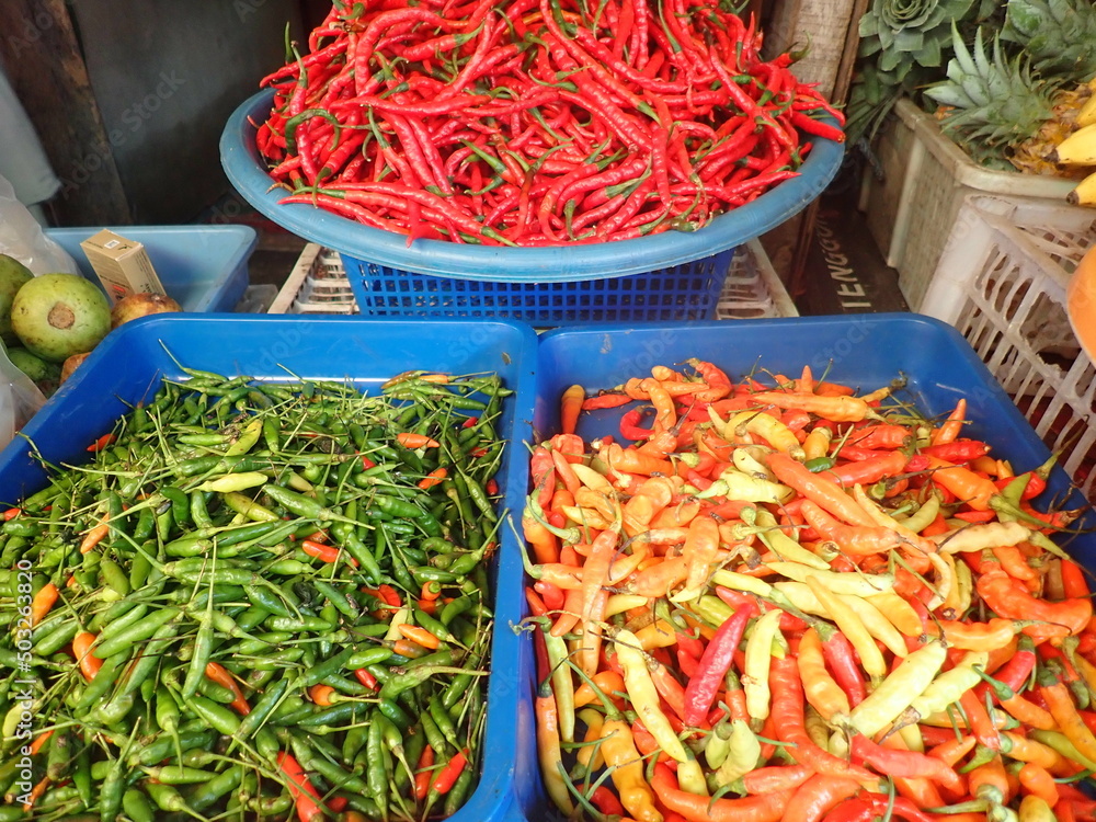 Naklejka premium cayenne pepper and red chili in traditional markets