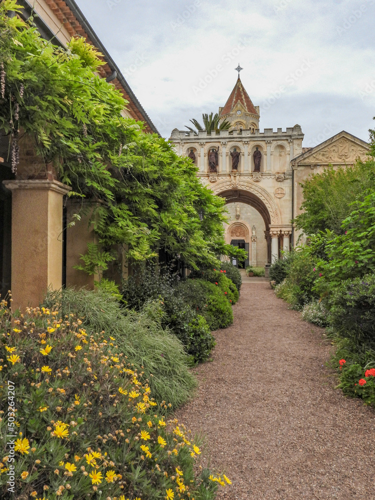 Monastère de l'abbaye de l'île Saint Honorat avec ses arches, ses