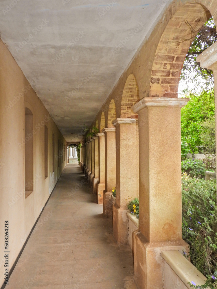 Monastère de l'abbaye de l'île Saint Honorat avec ses arches, ses