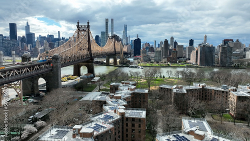 Obraz na plátně Queensbridge housing projects and Queensboro Bridge in Queens New York City NYC