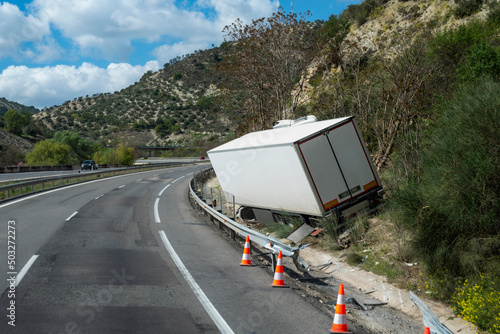 Refrigerated truck that has suffered an accident due to going off the road, leaving it off the road but without overturning.