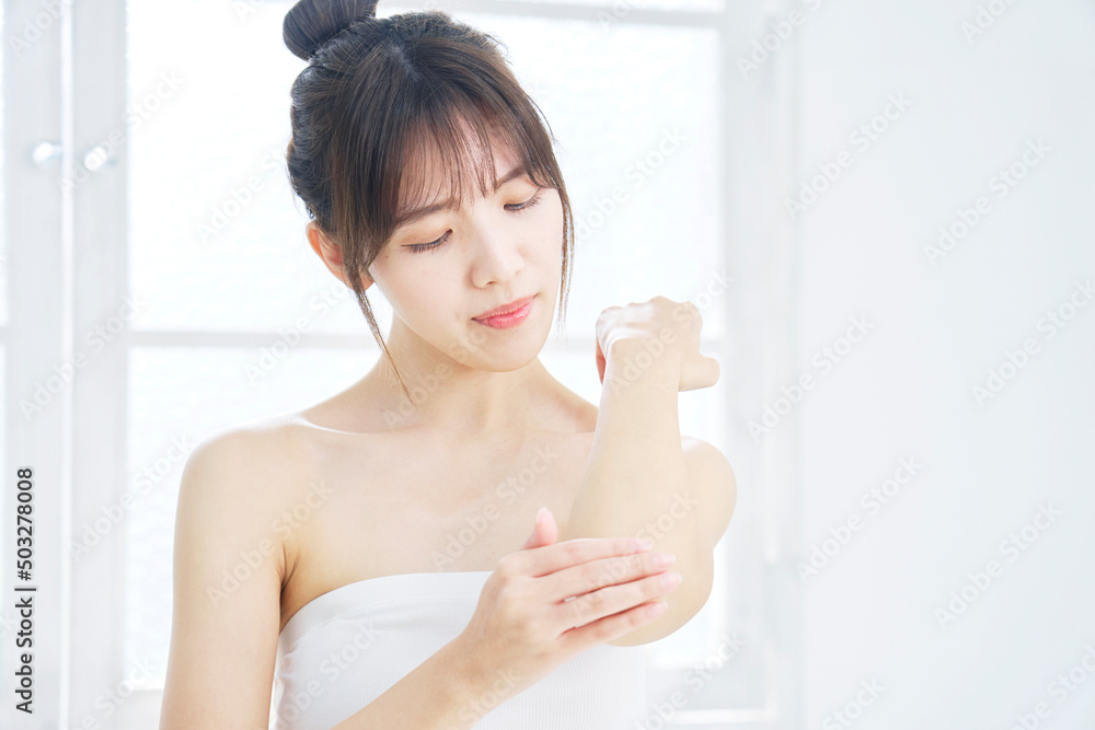女性　スキンケア　肘