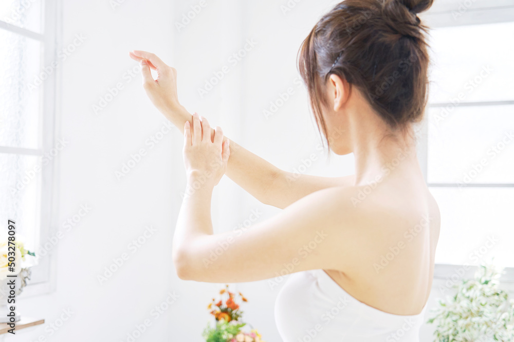 女性 腕のケア リビング 女性 腕のケア リビング