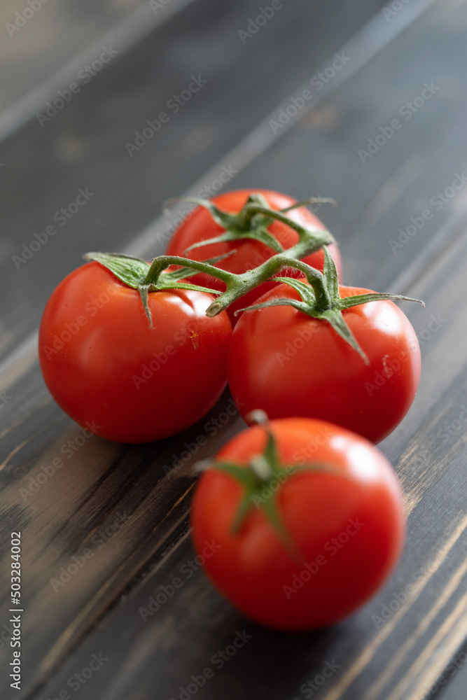 Tomaten auf einem dunklem Holzuntergrund Tomaten auf einem dunklem Holzuntergrund
