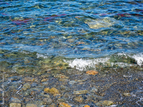 Mer transparente ondulant sur les galets de la plage de Llançà, Espagne