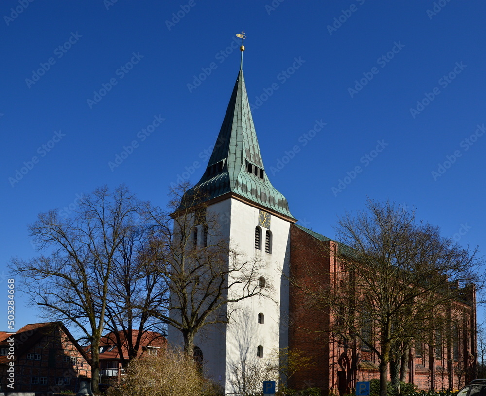 Historische Kirche im Frühling in der Stadt Rothenburg am Fluss Wuemme, Niedersachsen