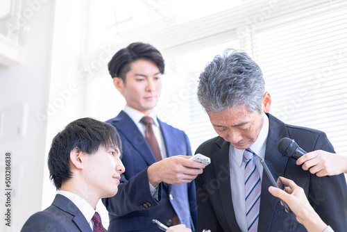 Foto A VIP surrounded by the media at an apology meeting
