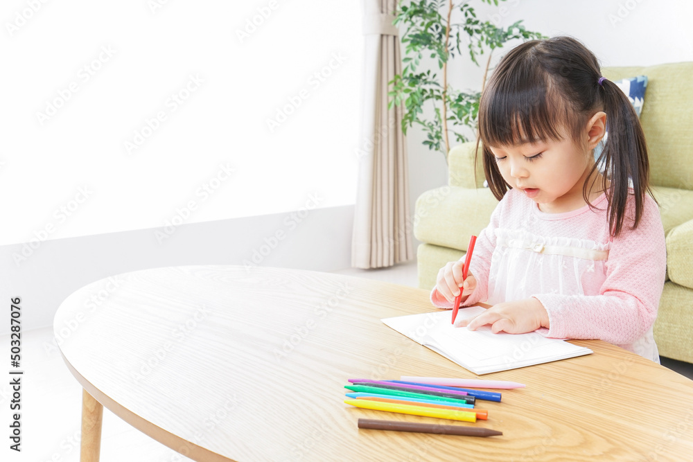 お絵かきをする子ども・教育イメージ