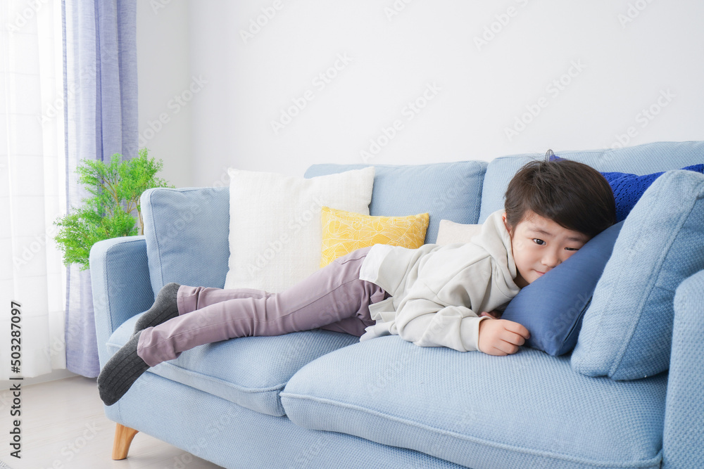部屋で遊ぶ小さな男の子 部屋で遊ぶ小さな男の子