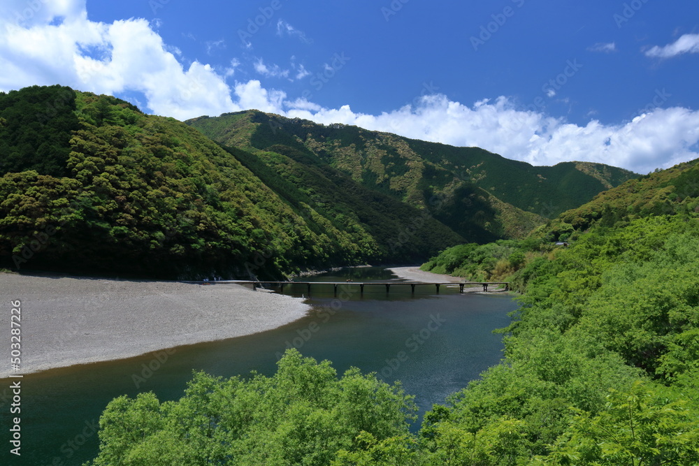 岩間沈下橋 四万十川に架かる橋 初夏 (高知県 四万十市) 岩間沈下橋 四万十川に架かる橋 初夏 (高知県 四万十市)