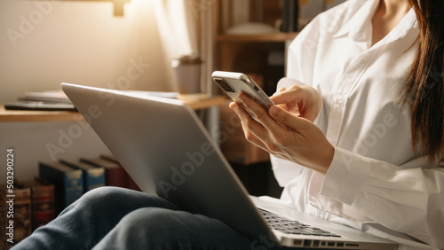 Foto Hand using tablet ,laptop, and holding mobile with credit card online banking p