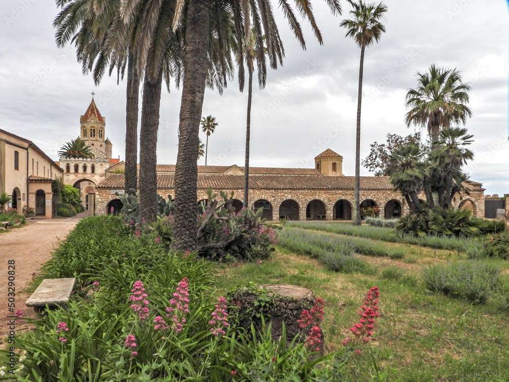 Abbaye du monastère de l'île de Saint Honorat dans la baie de Cannes ...