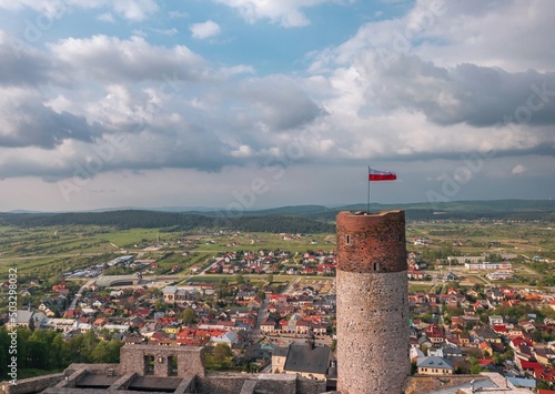 Obraz na płótnie Aerial cityscape of Chęciny (Kielce, Poland) old town from the castle tower with a flag of Poland on top w salonie