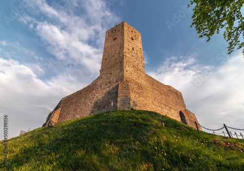 Obraz na płótnie Scenic summer evening landscape of Chęciny Castle (Kielce County, Świętokrzyskie Voivodeship) in Poland w salonie