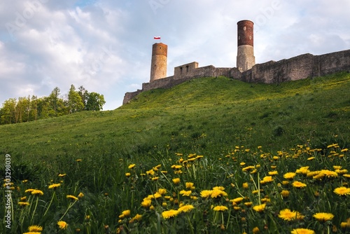Obraz na płótnie Scenic summer evening landscape of Chęciny Castle (Kielce County, Świętokrzyskie Voivodeship) in Poland w salonie