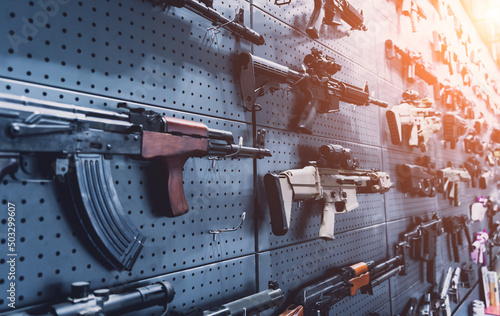 Φωτογραφία Collection of rifles and carbines on the wall