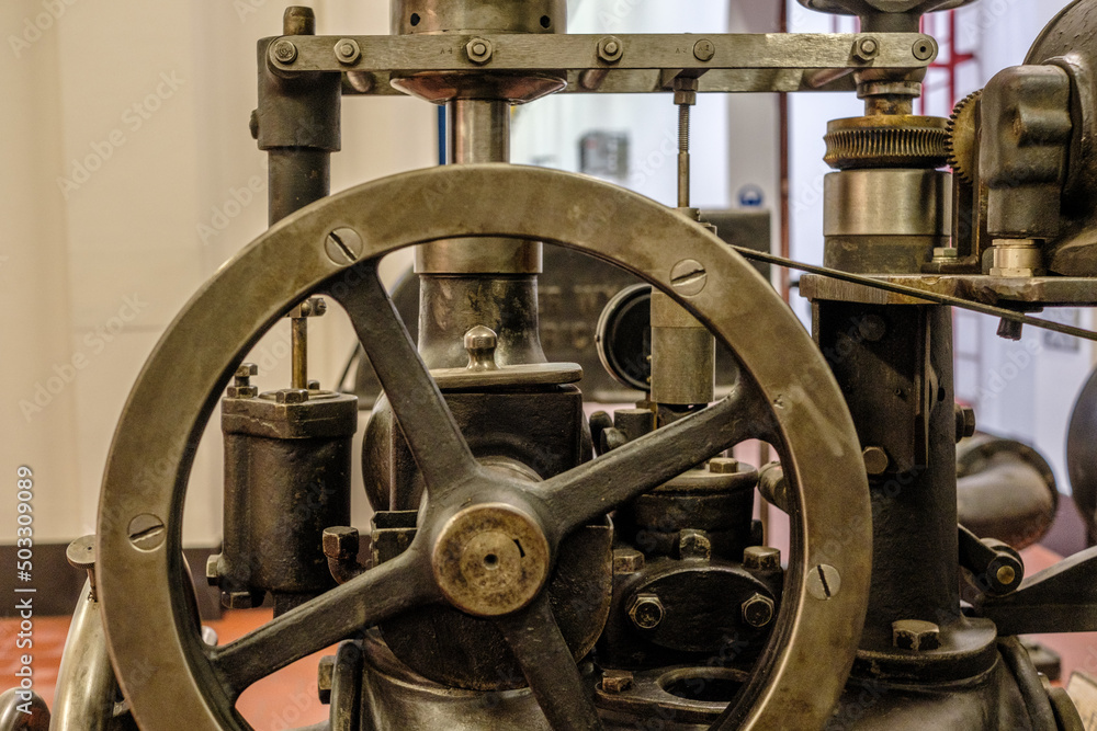 Generator einer alten Wasserkraft-Anlage Generator einer alten Wasserkraft-Anlage