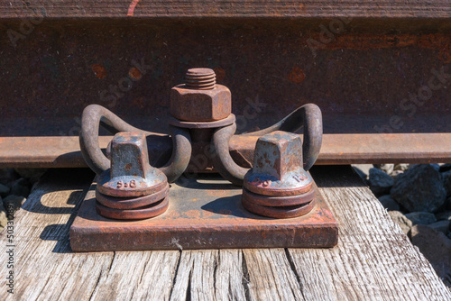 Eisenbahnschwellen mit Schrauben und Platten photo