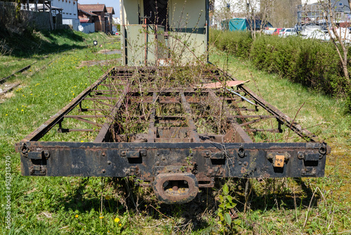 Alter mit Gras durchwachsener Eisenbahn-Wagen, der immer mehr verwildert. photo