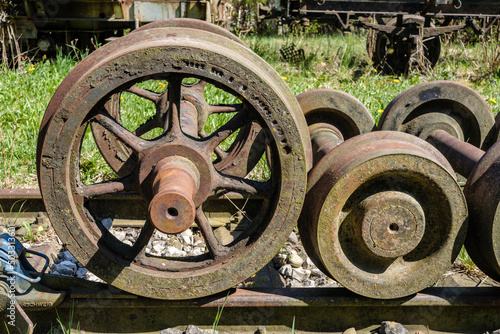 Altes Rad einer Lokomotive, das bereits Moos angesetzt hat.  photo