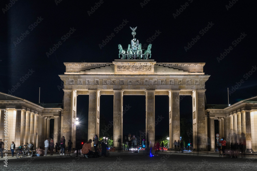Fototapeta premium the brandenburg gate by night