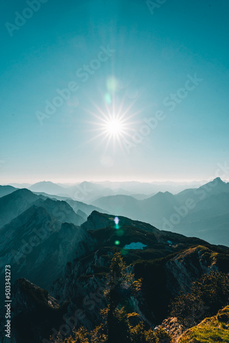 Sonnenstern mit Bergpanorama in den Alpen im Sommer