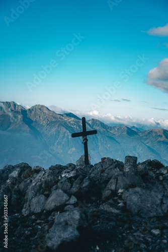 Gipfel mit Berglandschaft in Österreich