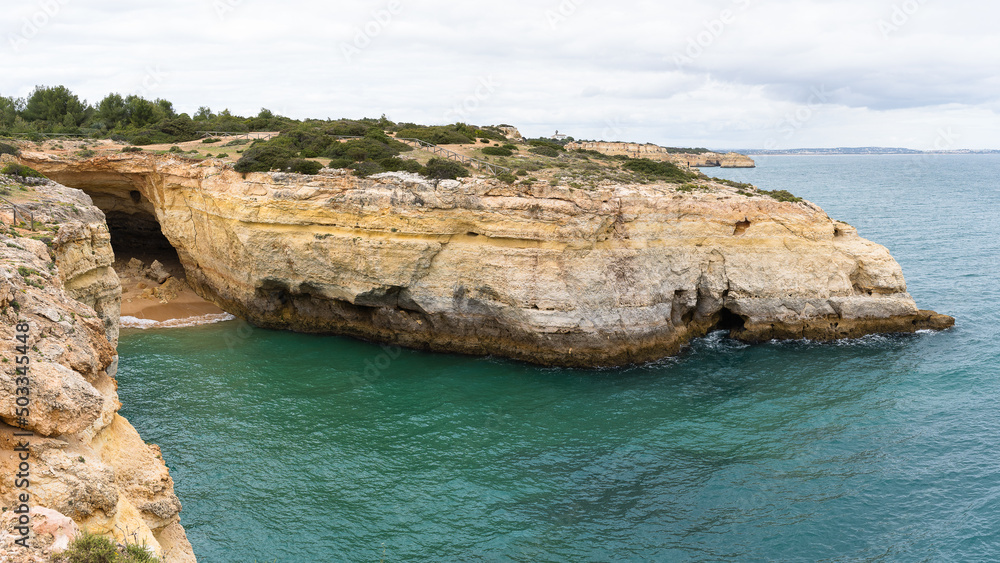 Obraz premium Spectacular rock formations on Benagil Beach