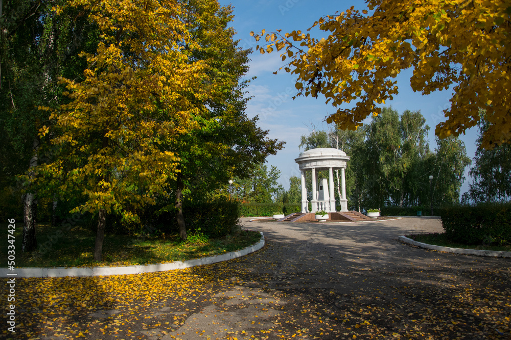 Obraz premium Goncharov pavilion in Vinnovskaya grove in autumn, Ulyanovsk, Russia