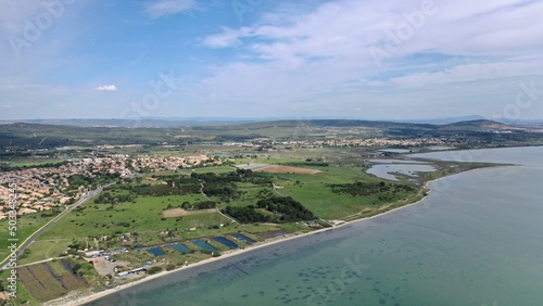 survol des plages de Frontignan près de Sète dans le sud de la France (plage des Aresquiers)