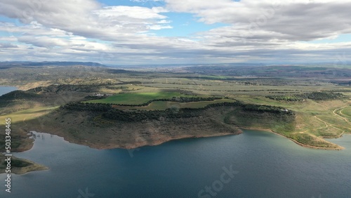 survol d'une retenue d'eau, barrage hydroélectrique en Andalousie dans le sud de l'Espagne