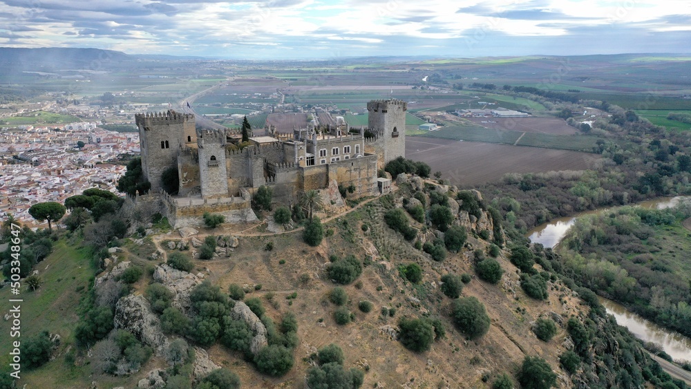 survol du château d'Almodovar Del rio près de Cordoue le long du Guadalquivir