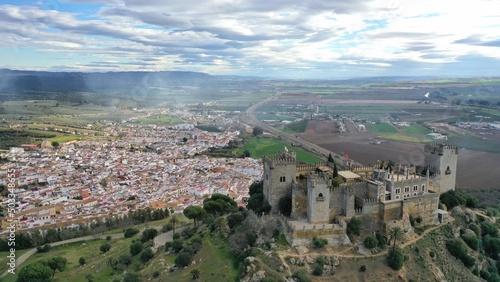 survol du château d'Almodovar Del rio près de Cordoue le long du Guadalquivir © Lotharingia