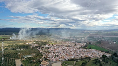 survol du Guadalquivir et de terres agricoles et d'une retenue d'eau, barrage hydroélectrique en Andalousie dans le sud de l'Espagne	