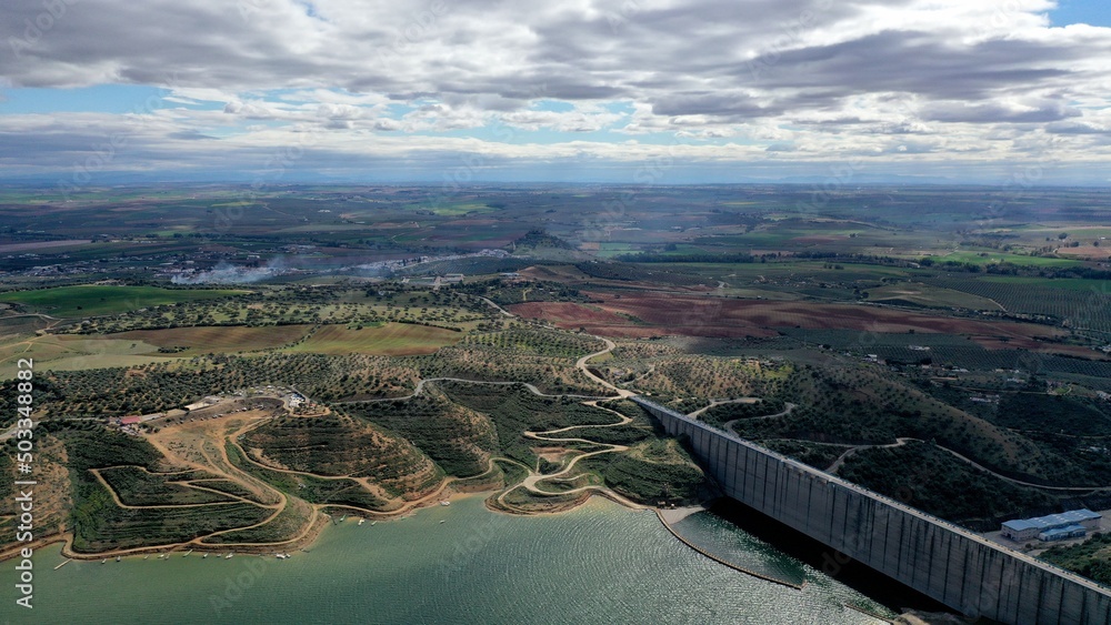 Fototapeta premium survol du Guadalquivir et de terres agricoles et d'une retenue d'eau, barrage hydroélectrique en Andalousie dans le sud de l'Espagne 